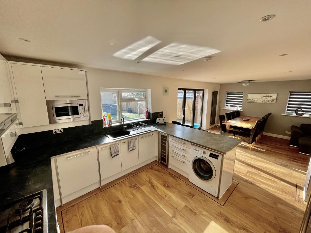 Four Corners Holiday Home Hot Tub & Sauna Ferndown Bagian luar foto
